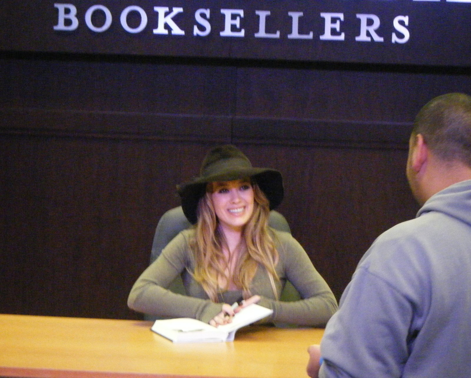 Hilary Duff smiling at a Barnes & Noble book signing in October 2010
